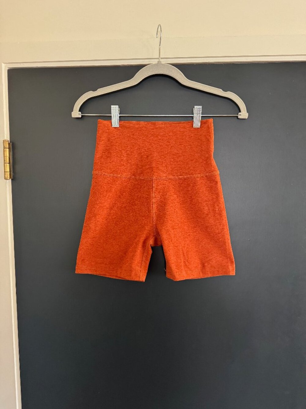Beyond Yoga Biker Shorts in Warm Clay heather sz XS